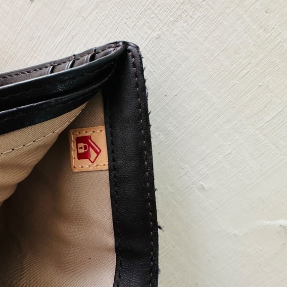 Tumi Crafted from leather, this refined and durable tri-fold wallet offers super - Picture 9 of 13